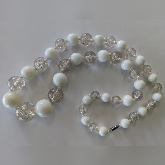 VTG CHUNKY WHITE/CLEAR GLITTER GUMBALL NECKLACE - Picture 2 of 7